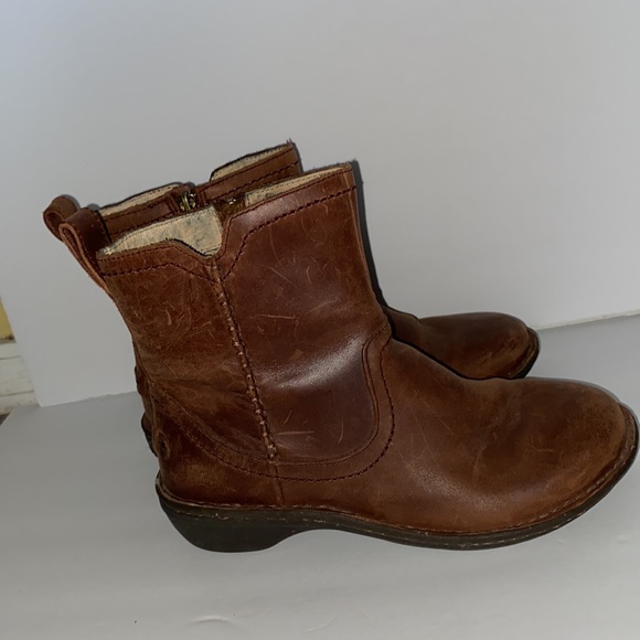 UGG s/n 1004177 boots ankle leather size 7 great condition. - Picture 5 of 14
